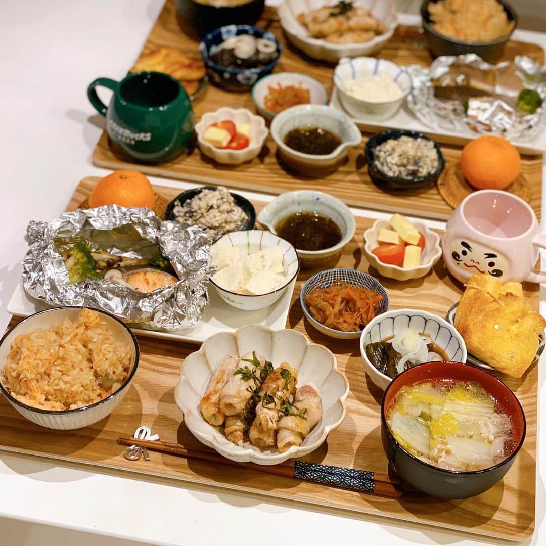 姫野れみのインスタグラム：「先日の #石毛家の食卓 👨🏿‍🍳♡ 遊びに来てくれたのでリクエストメニュー🍴 全部をちょっとずつ♡ みんなでワイワイ楽しい夜ご飯でした♩♩  🐷#豚肉の梅しそ巻き 🐟#鮭のちゃんちゃん焼き 🥣#自家製豆腐 🍆#茄子の煮浸し 🥡#納豆巾着 🥚#ひじきの白和え 🌊#自家製タレのもずく酢 🥕#切り干し大根 🍅#カプレーゼ 🍚#鮭の炊き込みご飯 🍲#塩麹スープ 🍊#はるみみかん  #アスリートフードマイスター #料理 #和食 #夕食 #アスリート飯 #夕飯 #夜ご飯 #晩ごはん #夜ご飯 #夕ごはん #夜ごはん #和食ごはん #手作り料理 #手作りごはん #おうちごはん #レシピ #dinner #cooking」