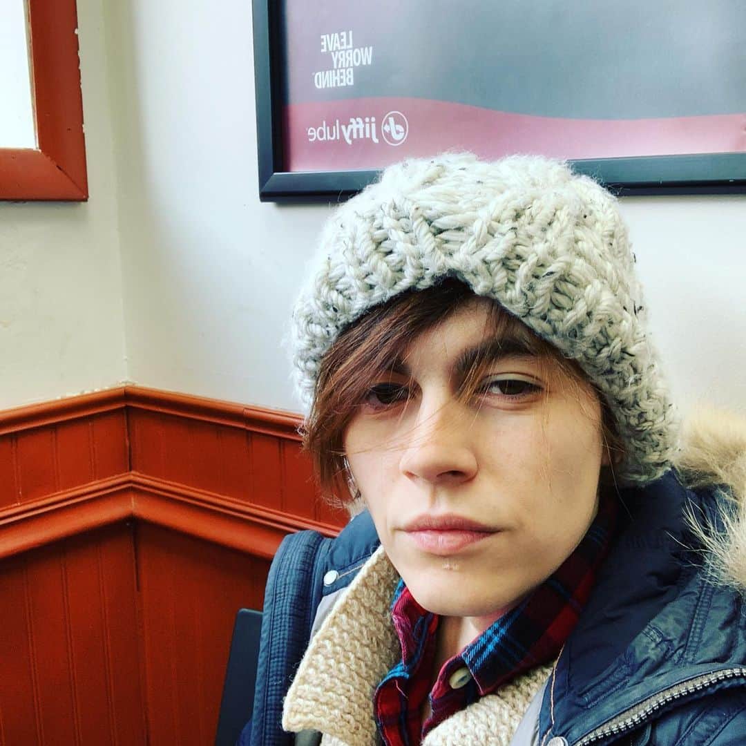 カーキ・キングのインスタグラム：「Woke up at 7 on a Sat to get my oil changed and really looking forward to buying a new air filter and the transformation into my father is complete. See you tonight Kingston.」