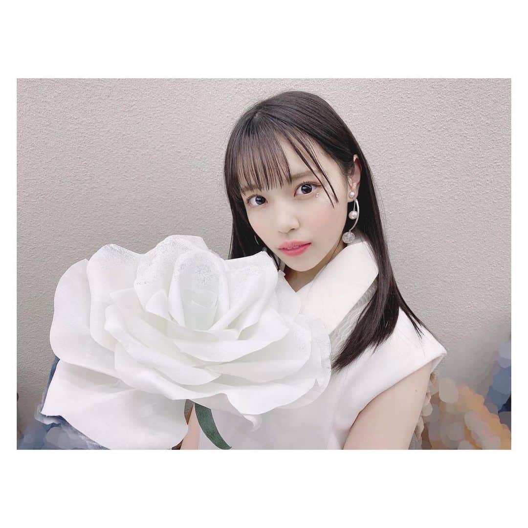 のインスタグラム：「#TGC 素敵な衣装にメイク。﻿ ﻿ 女の子の憧れの場所に立たせてくれてありがとう☺️🤍🤍﻿ ﻿ ﻿ #TGC2020#東京ガールズコレクション#ランウェイ#蜷川実花　さん#STU48#白#White#花#flower#バラ#Rose#ストレート#メイク#アイメイク#キラキラメイク#グリッターメイク#イヤリング﻿」