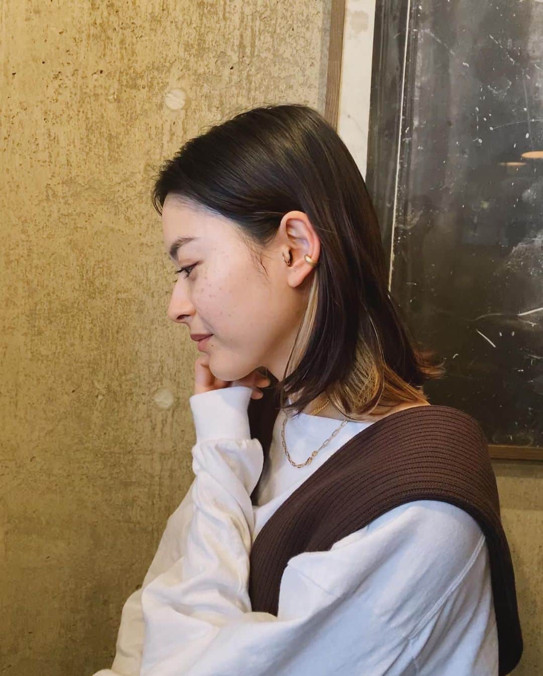 松本瞳のインスタグラム：「. 最新のアクセサリー事情。 （LIVEで撮れてたから動画にしてみました。） ゴールドイヤーカフは @gray____accessories の。 . 艶消しの感じも今の気分で可愛い。 #イヤーカフ #アクセサリー」