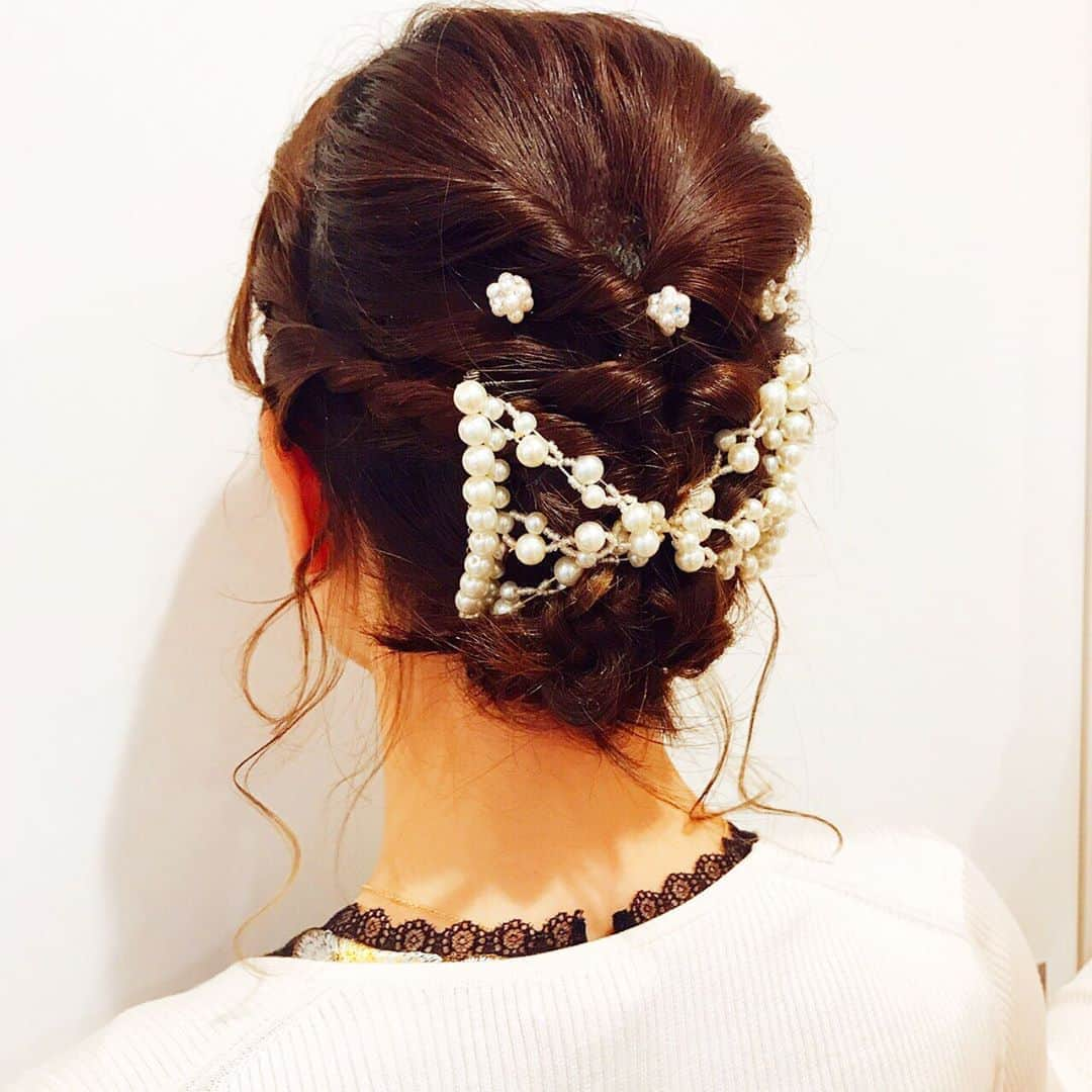 逢月あかりさんのインスタグラム写真 - (逢月あかりInstagram)「先日のヘアアレンジ⭐️ . . くるりんぱ×2からのねじり編み込み✨ ダブルコームの髪飾りがあると髪が短くてもまとめ髪が簡単に出来ます☺️💓 . . #akariヘアアクセサリー #ヘアアレンジ#ヘアアレンジ簡単 #ヘアアクセサリー#くるりんぱ #まとめ髪#結婚式ヘアアレンジ #パーティーヘア #accessory #hairarrange #hairstyle#fashion #cordinate」2月29日 22時00分 - akari.ouzuki