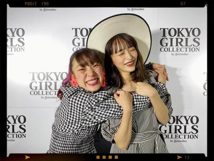 近藤千尋のインスタグラム：「フワちゃ〜ん❤️ 一緒にTGCのランウェイを 歩かせて頂きました‼️🙇‍♀️ 初対面なのに仲良くしてくれて もっと好きになりました❤️笑  今回、コロナウイルス拡大を防ぐため 無観客のTGCでした。 ランウェイを歩く私達も 普段応援してくださる皆様の声が聞こえずとても寂しかったです😔 そして キャンペーンに応募してくれた方々にもお会い出来なくて本当に残念でした。 早くコロナウイルスが沈静化される事を願っています。 またいつかお会いできる日を 心から楽しみにしています🙇‍♀️✨」