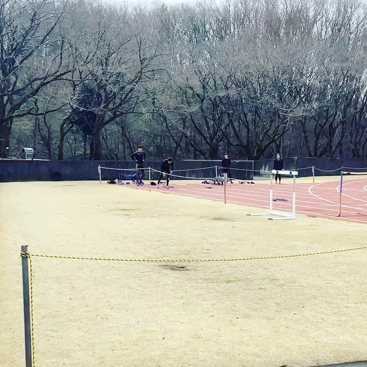 矢澤航のインスタグラム：「* hurdle training 1→(int-7feet) 2→(int-5feet) * 少しずつ暖かくなってきて 少しずつ身体も反応してきて 少しずつ刻めるようになってきて 少しずつ花粉症の気配を感じていますです * #DESCENTE #mizuno #SEV #savas #oofos #110mh #hurdler #hurdlenation #hurdletraining #hurdlegang #roadtotokyo #road2olympia #olympic」