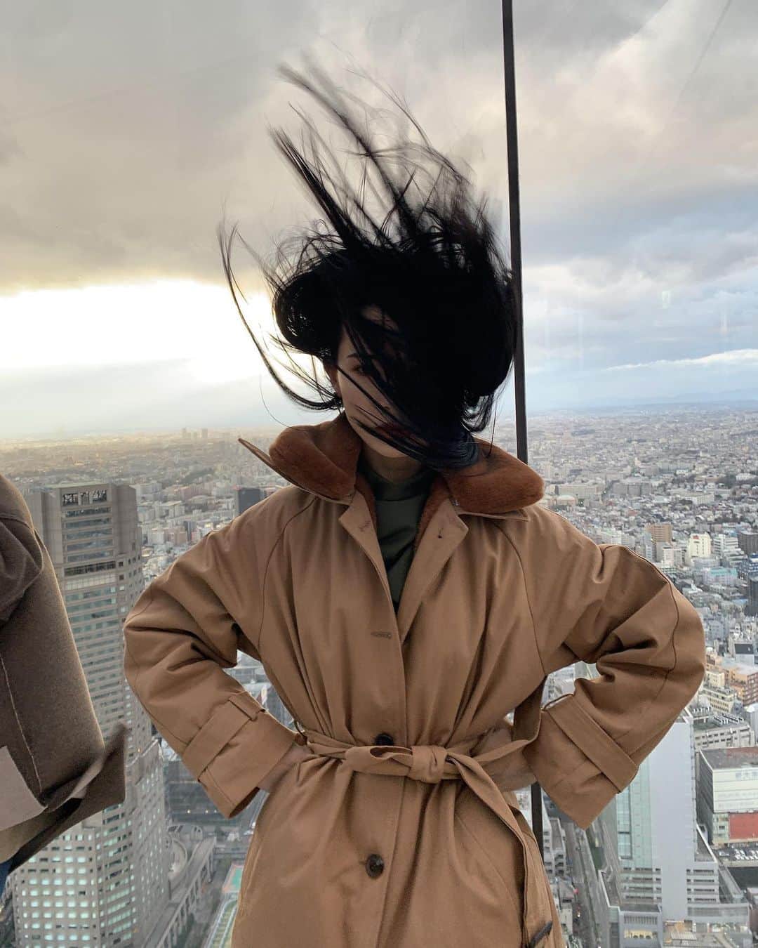 尾崎紗代子さんのインスタグラム写真 - (尾崎紗代子Instagram)「. ちょっと前の写真。 渋谷スカイが強風の日の 風の強さをお伝えします。 . @admance_official のアウターは 何にでも合うし、 なんでもハンサムな雰囲気になる。 最近めちゃくちゃ着てる。 丈長いのに軽いから動きやすい！ . 📸 @erimika_mika  いつも沢山撮ってくれます😎 . #japan #shibuya #shibuyasky  #selfie #selfiegram  #japanese #tokyo #mom #mother #blackhair #黒髪 #makeup #hairmake  #momlife #mommylife #mommy #男の子ママ #女の子ママ#ママライフ #motherof2」2月29日 22時18分 - osayo_osayo
