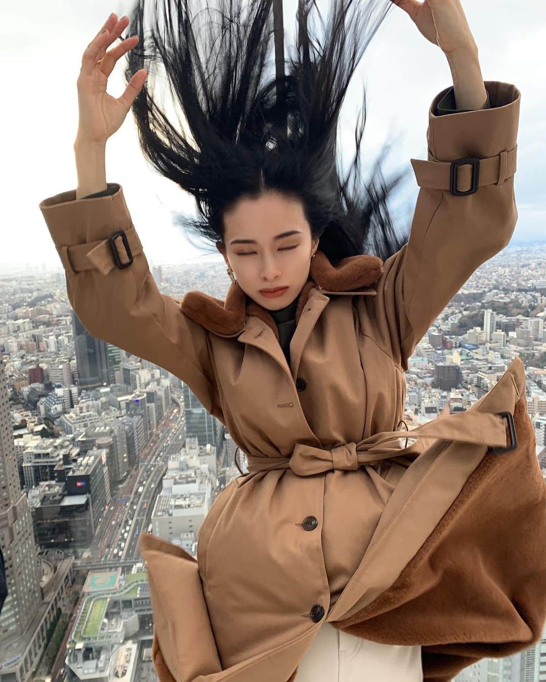 尾崎紗代子さんのインスタグラム写真 - (尾崎紗代子Instagram)「. ちょっと前の写真。 渋谷スカイが強風の日の 風の強さをお伝えします。 . @admance_official のアウターは 何にでも合うし、 なんでもハンサムな雰囲気になる。 最近めちゃくちゃ着てる。 丈長いのに軽いから動きやすい！ . 📸 @erimika_mika  いつも沢山撮ってくれます😎 . #japan #shibuya #shibuyasky  #selfie #selfiegram  #japanese #tokyo #mom #mother #blackhair #黒髪 #makeup #hairmake  #momlife #mommylife #mommy #男の子ママ #女の子ママ#ママライフ #motherof2」2月29日 22時18分 - osayo_osayo