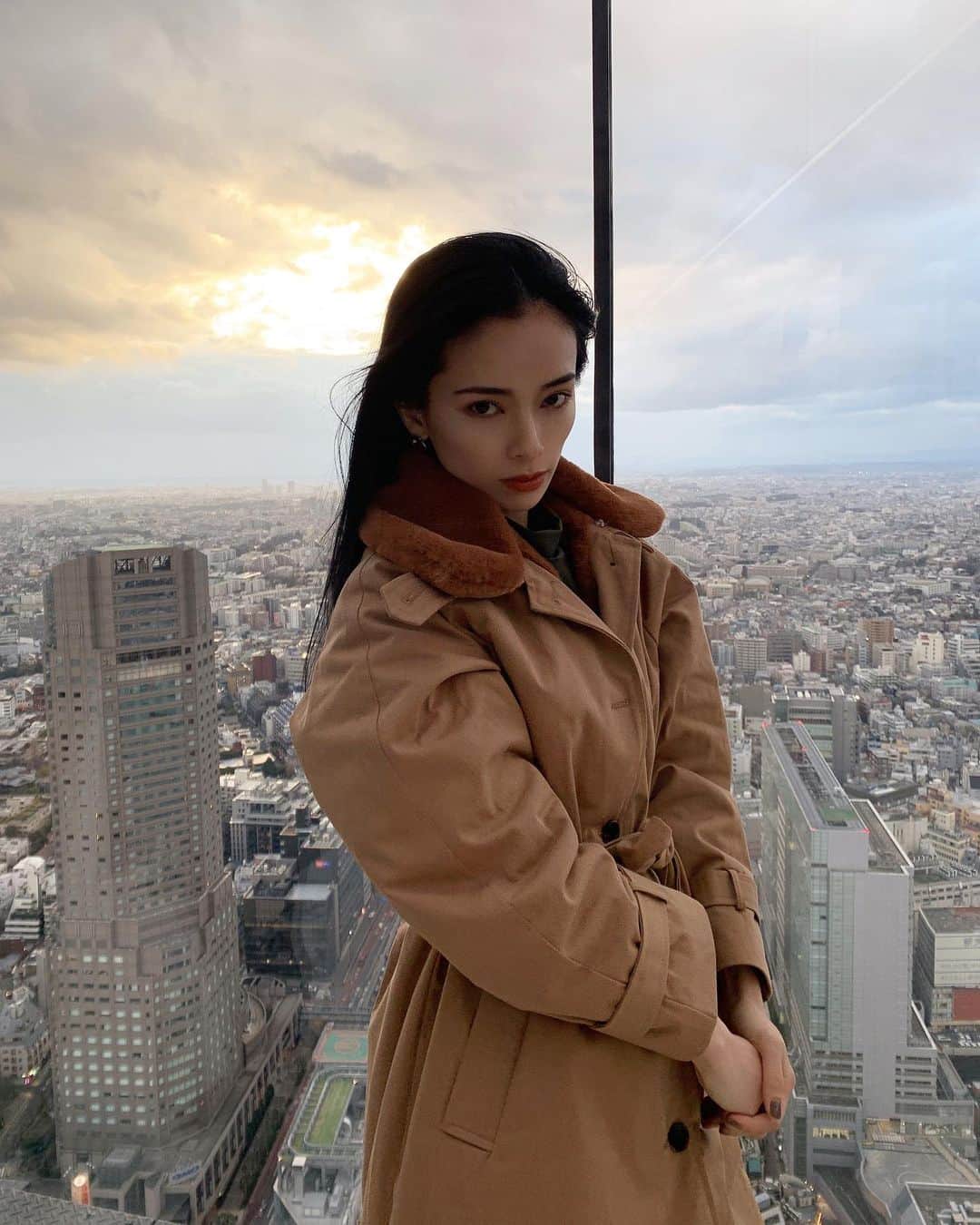 のインスタグラム：「. ちょっと前の写真。 渋谷スカイが強風の日の 風の強さをお伝えします。 . @admance_official のアウターは 何にでも合うし、 なんでもハンサムな雰囲気になる。 最近めちゃくちゃ着てる。 丈長いのに軽いから動きやすい！ . 📸 @erimika_mika  いつも沢山撮ってくれます😎 . #japan #shibuya #shibuyasky  #selfie #selfiegram  #japanese #tokyo #mom #mother #blackhair #黒髪 #makeup #hairmake  #momlife #mommylife #mommy #男の子ママ #女の子ママ#ママライフ #motherof2」