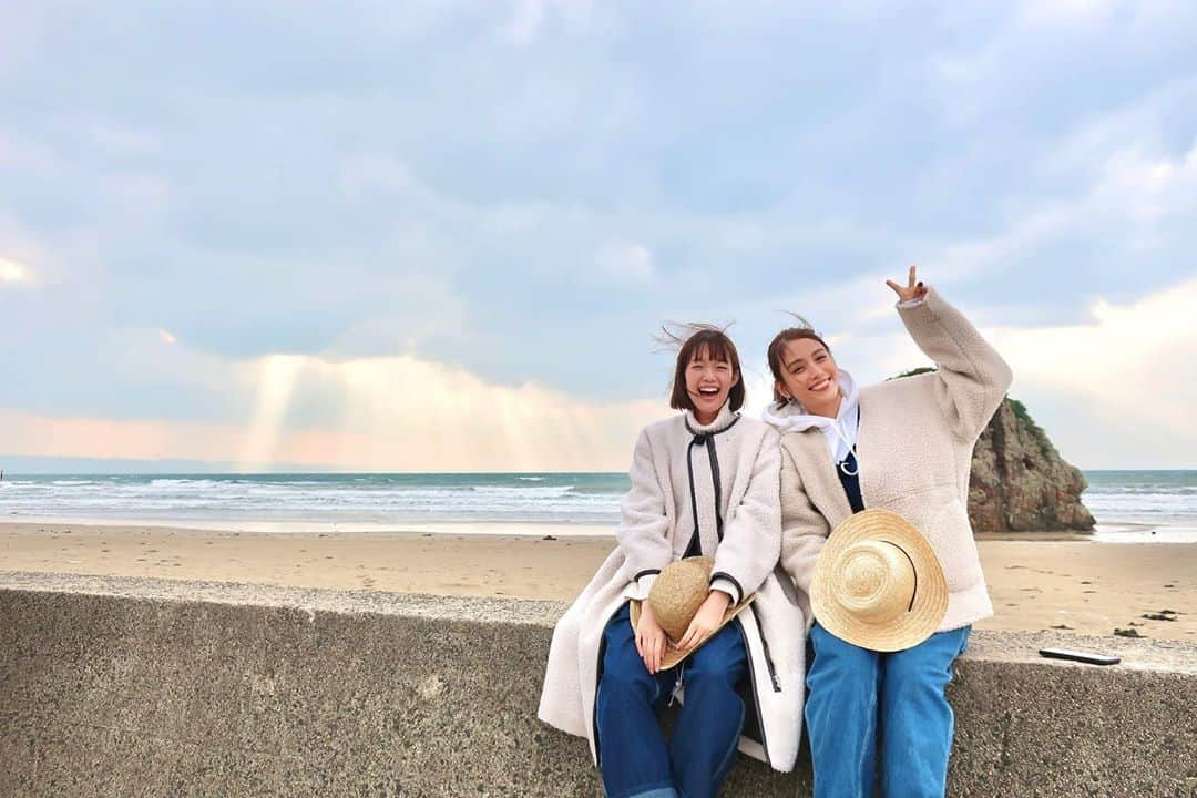 佐藤栞里さんのインスタグラム写真 - (佐藤栞里Instagram)「. 明日放送、バナナマンのせっかくグルメ!! カレンちゃんと一緒に はじめましての出雲に行ってきました✨ 一瞬でみんなが笑顔になる魔法のような言葉で たくさん笑わせてくれたカレンちゃん💕 いくら食べてもお腹がいっぱいにならなかったのは ご飯が美味しいのはもちろんのこと カレンちゃんが笑わせてくれたおかげだな☺️ 腹筋めちゃくちゃ使いました！笑 是非、見ていただけたら嬉しいです☘️ 明日よる6時30分から放送です☺︎ #この日の天気は曇り☁️ #でもこの写真の瞬間だけ #光が差し込んでくれました #とても綺麗で感動したなあ」2月29日 22時20分 - satoshiori727