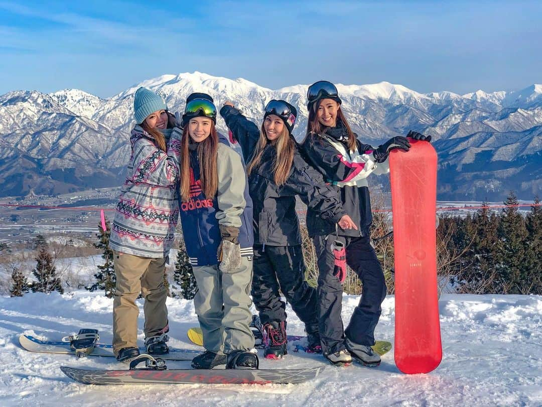 MEGUMIのインスタグラム：「今年初滑り🏂  雪はいつもの年よりも少なかったけど、 上の方は雪あって滑れたよ☃️ （下の方は雪がハゲてるとこがたくさんあった）  キレイな山の景色に癒された〜〜🏔☀️ #snowboarding#snowboard #スノボ女子#スノボ#上越国際スキー場#晴れてて気持ちかった#今年は携帯なくさないように気をつけた」