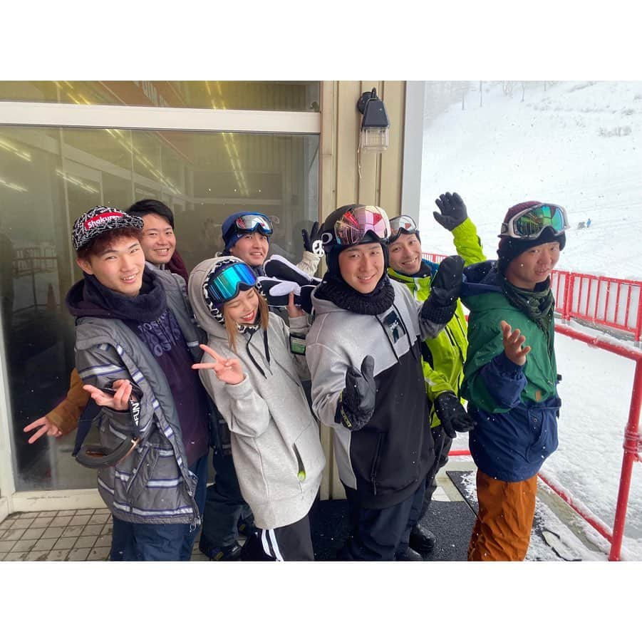 ななぴさんのインスタグラム写真 - (ななぴInstagram)「🏂﻿ ﻿ ﻿ みんなでスノボ滑ろうの会☃️﻿ 無事に楽しめて本当に良かった〜😻﻿ ﻿ この日は吹雪だったけど、﻿ 滑ってご飯食べて温泉行って♨️﻿ くたくたなるほどたのしめました！﻿ ﻿ 次は晴天でふかふかの雪で滑りたい〜🥺﻿ ﻿ 怪我なくみんなで楽しめて本当に良かったー！﻿ とてもいい思い出になりました☺️﻿ みなさんありがとうございました😭﻿ はやく上手くなりたいな〜﻿ ﻿ 後日マイボードもGetしたし😍💘﻿ @sports_bomber ﻿ @sims_snowboards_jp ﻿ ﻿ 練習たくさんします🙆‍♀️🏂﻿ ﻿みんなわたしの加工アプリでツーショット撮ったから 顔が加工写真になっちゃってごめんね😭😂 ﻿ #スノボオフ会　#スノボ　#神立スノーリゾート　#新潟　#ゲレンデ　#スノボウェア　#スノボ女子　#SIMS」2月29日 22時32分 - __nanapgram__