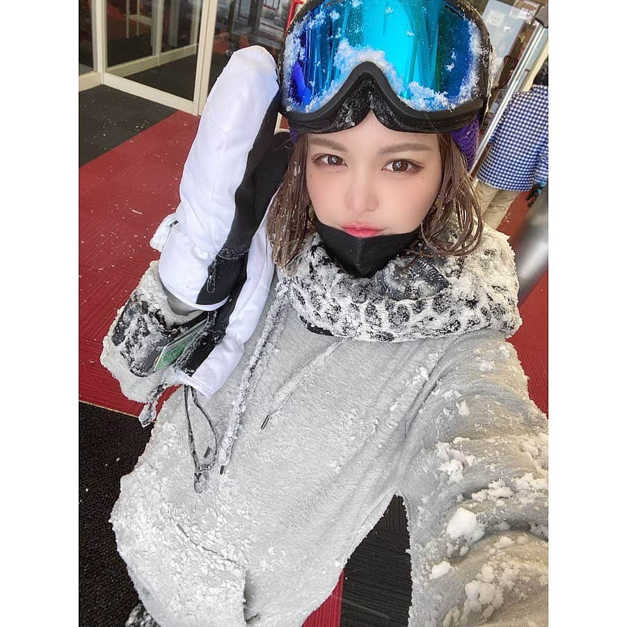 ななぴさんのインスタグラム写真 - (ななぴInstagram)「🏂﻿ ﻿ ﻿ みんなでスノボ滑ろうの会☃️﻿ 無事に楽しめて本当に良かった〜😻﻿ ﻿ この日は吹雪だったけど、﻿ 滑ってご飯食べて温泉行って♨️﻿ くたくたなるほどたのしめました！﻿ ﻿ 次は晴天でふかふかの雪で滑りたい〜🥺﻿ ﻿ 怪我なくみんなで楽しめて本当に良かったー！﻿ とてもいい思い出になりました☺️﻿ みなさんありがとうございました😭﻿ はやく上手くなりたいな〜﻿ ﻿ 後日マイボードもGetしたし😍💘﻿ @sports_bomber ﻿ @sims_snowboards_jp ﻿ ﻿ 練習たくさんします🙆‍♀️🏂﻿ ﻿みんなわたしの加工アプリでツーショット撮ったから 顔が加工写真になっちゃってごめんね😭😂 ﻿ #スノボオフ会　#スノボ　#神立スノーリゾート　#新潟　#ゲレンデ　#スノボウェア　#スノボ女子　#SIMS」2月29日 22時32分 - __nanapgram__