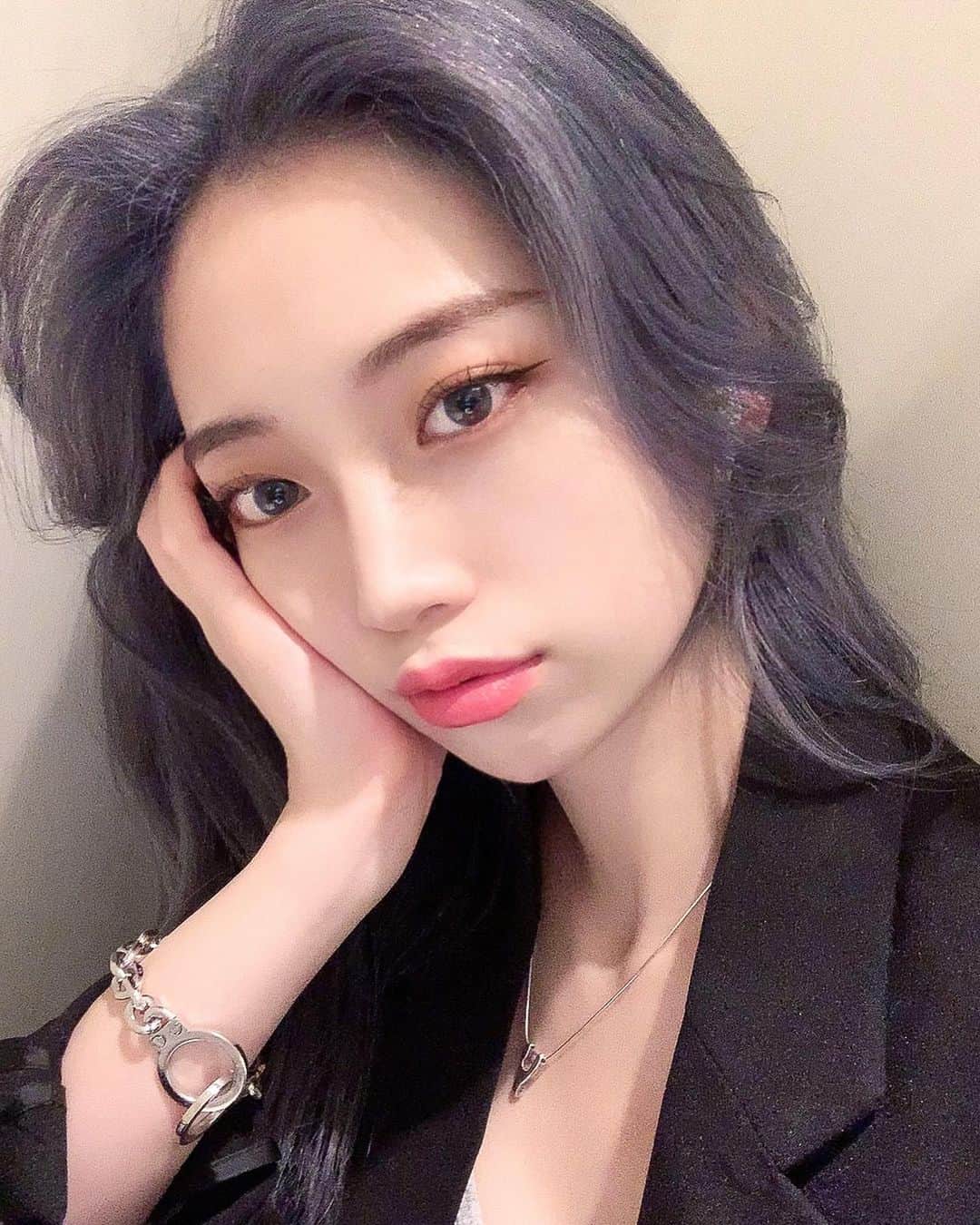原涼香のインスタグラム：「お肌がとっても白く見える 𝘽𝙡𝙪𝙚 𝙨𝙞𝙡𝙫𝙚𝙧 💙🤍 ハイトーンてやっぱり楽しいな〜 ㅤㅤㅤㅤㅤㅤㅤㅤㅤㅤㅤㅤㅤ 最近はマツパが気分ですっ👀 ㅤㅤㅤㅤㅤㅤㅤㅤㅤㅤㅤㅤㅤ いつもマガママを叶えてくださる @endooree お姉さん💇🏼‍♀️❤︎ ありがとうございます✨ ㅤㅤㅤㅤㅤㅤㅤㅤㅤㅤㅤㅤㅤ ㅤㅤㅤㅤㅤㅤㅤㅤㅤㅤㅤㅤㅤ」