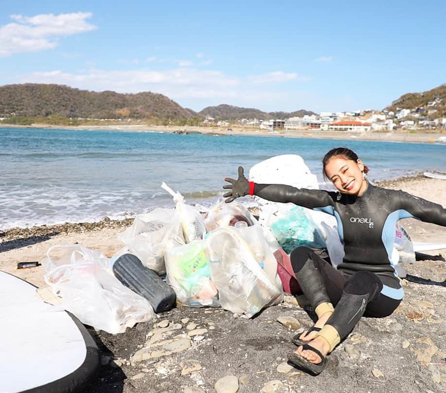 田辺莉咲子さんのインスタグラム写真 - (田辺莉咲子Instagram)「beach clean 活動をしている方々に混ざって海のゴミ拾いに行ってきました🐠 素敵な活動を始めて、そしてそこに混ぜてくれてありがとうございます🥺 . 最近ネットやSNSで環境問題についての記事をたくさん見るようになって、 ただ見て心が沈んでいたので、 行動に移してみたら、瓶のゴミは、シーグラスと呼ばれるとーっても綺麗な物で、砂まみれになるのもとーっても楽しくて、ただの最高な1日だったから、皆さんもぜひ、ぜひ行動して、一緒に地球を綺麗にしよー！🌏 #動物愛護　#環境問題　#ビーチクリーン　#beachclean #sdgs」2月29日 22時28分 - risako_tanabe