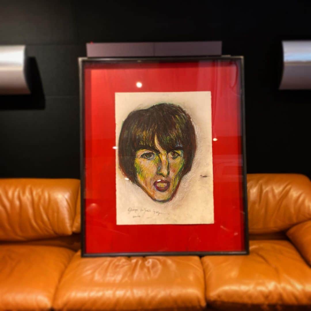 のインスタグラム：「清志郎さんが描いてくれた、僕のアルバムジャケットの絵が、展覧会を経て数年振りに戻ってきました。  やはり凄いエネルギーを発している。そして、また清志郎さんに見守られながら、楽しく音楽を創って行くぞ！  僕のことをいつも「ジョージ」と呼んでいて、ジョージマーチンと僕を掛け合わせた絵になったそうです。」