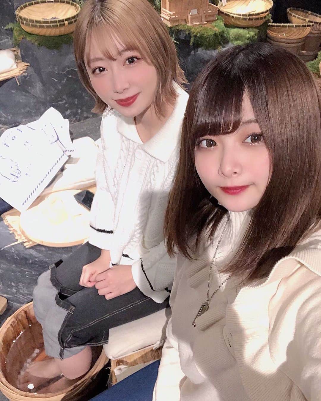 てぃーみきのインスタグラム：「かほちゃんと鎌倉デートしてきた🥺‪‪❤︎‬ かほちゃんのスーパーイケメンドライブモードで連れてってくれた〜～( ˘ω˘ ) 「かほちゃんかっけぇ！！！」って言いまくったら怒られた🥺🥺🥺笑笑 願いが叶う足湯に入ったよ〜～☺︎ #鎌倉 #座かふぇ」