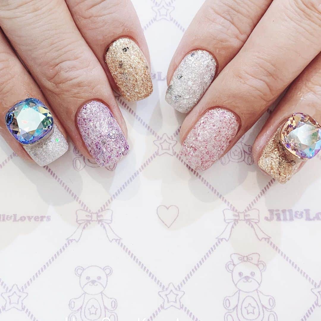 のインスタグラム：「スクエアストーンが人気😍  #jillandlovers #nail #nailart #paragel #gelneil#gel #ネイル #ネイルアート #me #look #love #かわいい」
