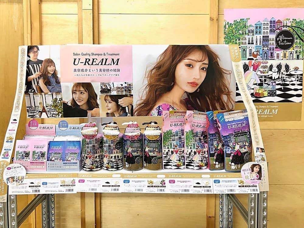 明日花キララのインスタグラム：「✨【重大告知】✨ この度、U-REALMさんとのコラボでシャンプー&トリートメントを発売する事になりました💁🏻‍♀️ . 成分や香り、洗い心地や仕上がりなど何度も試行錯誤を繰り返し、3月より！遂に！！発売する流れとなりましたーー👏👏🥺🎊 . . 髪質に合わせて選べる2種類のタイプをご用意しています🧜🏼‍♀🧴️🧜🏼‍♂️ . ピンクのボトルは、カラーによる髪へのダメージが気になる方にオススメのシャンプー&トリートメントとなってます💞✨ 「カラーステイ処方」という色素の流出を抑えてくれる成分と、美肌効果もある高級美容成分も配合して、髪とヘアカラーを綺麗に長持ちさせてくれるタイプになります👸🏻💗 . 青のボトルは、髪に潤いを与えて、より髪を艶やかにしたい方にオススメのシャンプー&トリートメントとなってます💞✨ 「ルミナスモイスチャー処方」という髪に艶と潤いを与えてくれる成分をたっぷり配合して、髪を美しく艶やかに保ってくれるタイプになります👸🏻💙 . . どちらも女子力を上げてくれて、バスタイムがより楽しみになるとても良い香りになっております🛁🌸✨ もちろん男性の方にも使って頂きたいシャンプーです🙆🏻‍♂️ . . ボトルのデザインはNYで人気のイラストレーター、アシュレイ・ヴェリエさん @verrier_handcrafted_  にお願いして、私の似顔絵風にして頂きました🎨👩🏻‍🎨🧡 他にはない個性的なデザインで置いておくだけでもとっっっても可愛いんです🥺💘💘💘 . 明日3月より全国のドラッグストアやバラエティショップ、ドン・キホーテ、U-REALMさんで発売されるので、是非お試しください🧴❤︎」