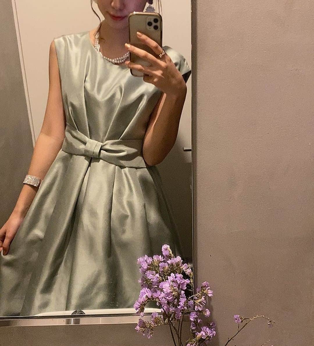 常住真菜のインスタグラム：「友達の結婚式💐 友達が本当に綺麗で、結婚式というもの自体初めてで終始幸せな時間でした😂💓 . 今年は3回結婚式行くから色んなドレス着たくてレンタルにしました～ ライトグリーン⋆⑅ #dress #wedding」