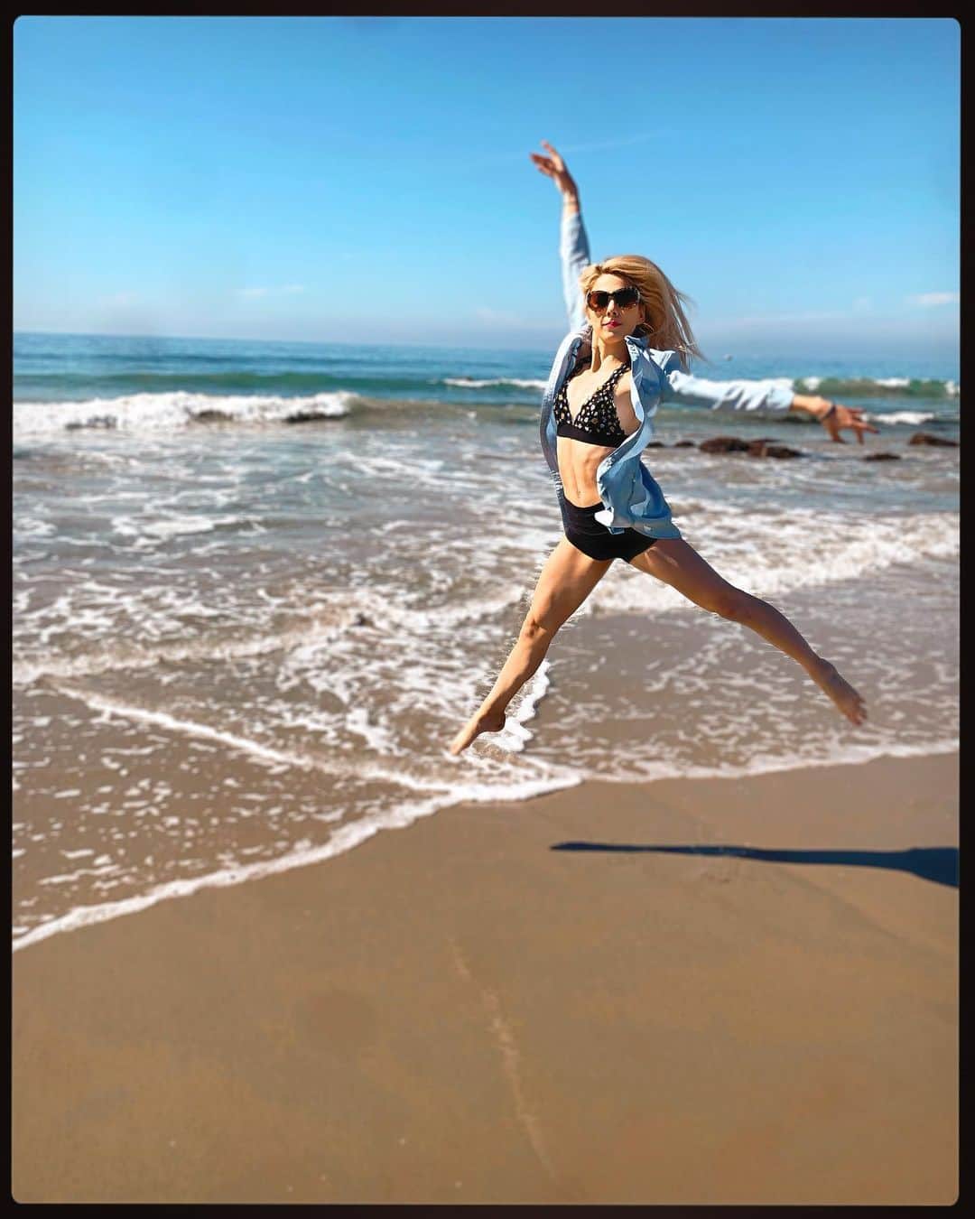 アレクサ・シメカさんのインスタグラム写真 - (アレクサ・シメカInstagram)「Happy Leap Day! 🙃🦘🌊 - #leapday #leapday2020 #socal #beach #freedom 📸 @chris_knierim」3月1日 8時36分 - alexa_knierim