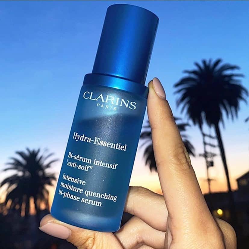 CLARINSさんのインスタグラム写真 - (CLARINSInstagram)「Give your skin an instant boost of hydration💧 and radiance ✨ with Hydra-Essentiel Bi-Phase Serum packed with two star ingredients: ⭐️Leaf of Life boosts skin’s natural hydration ⭐️Beautyberry revives skin’s radiance . 📷: @christinanadin  #SkinSolutions #ClarinsSkincare」3月1日 8時41分 - clarinsusa