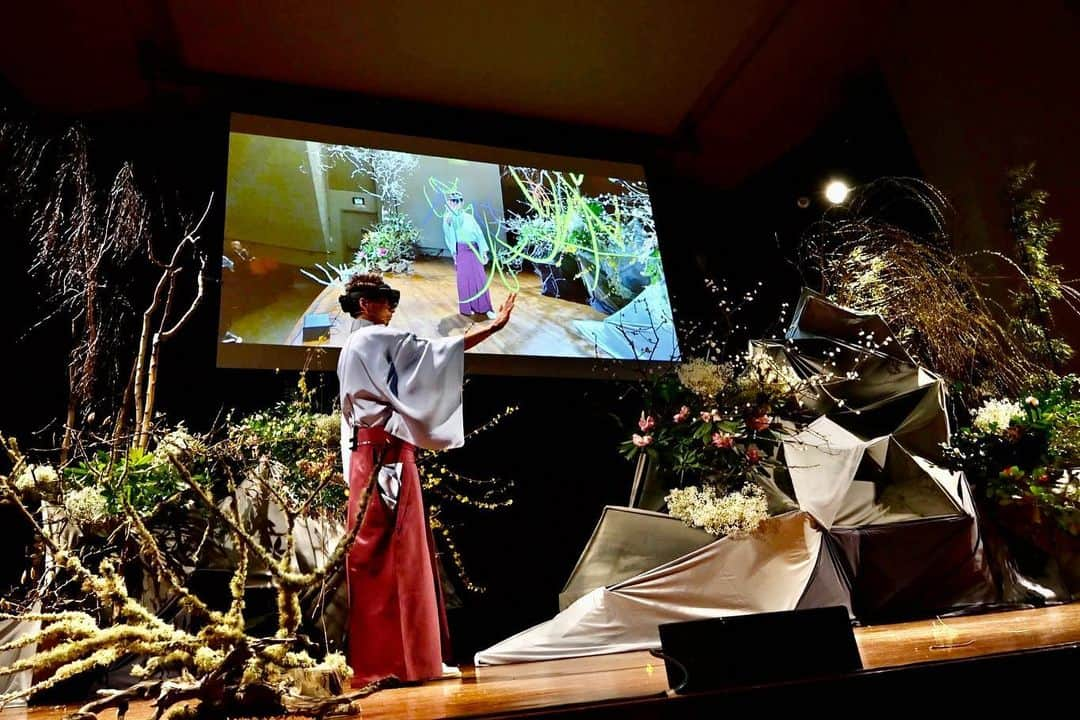 小原宏貴さんのインスタグラム写真 - (小原宏貴Instagram)「IKEBANA×TECHNOLOGY  #Seattleにて、いけばなの歴史に新たな1ページ。  多くの方々のお力により伝統文化と最先端技術の融合という新たなチャレンジが出来ました。  まさに有難い経験。  ありがとう#Hololens2 ！  ご縁をいただいた山田洋一郎在シアトル日本国総領事と記念撮影。  #小原流 #いけばな小原流 #ohararyu  #oharaschoolofikebana #いけばな #ikebana #華道 #小原宏貴 #hirokiohara #花のある暮らし #花好きの人と繋がりたい #花 #華道家 #flower #flowerartist」3月1日 9時00分 - ohararyu_ohara.hiroki