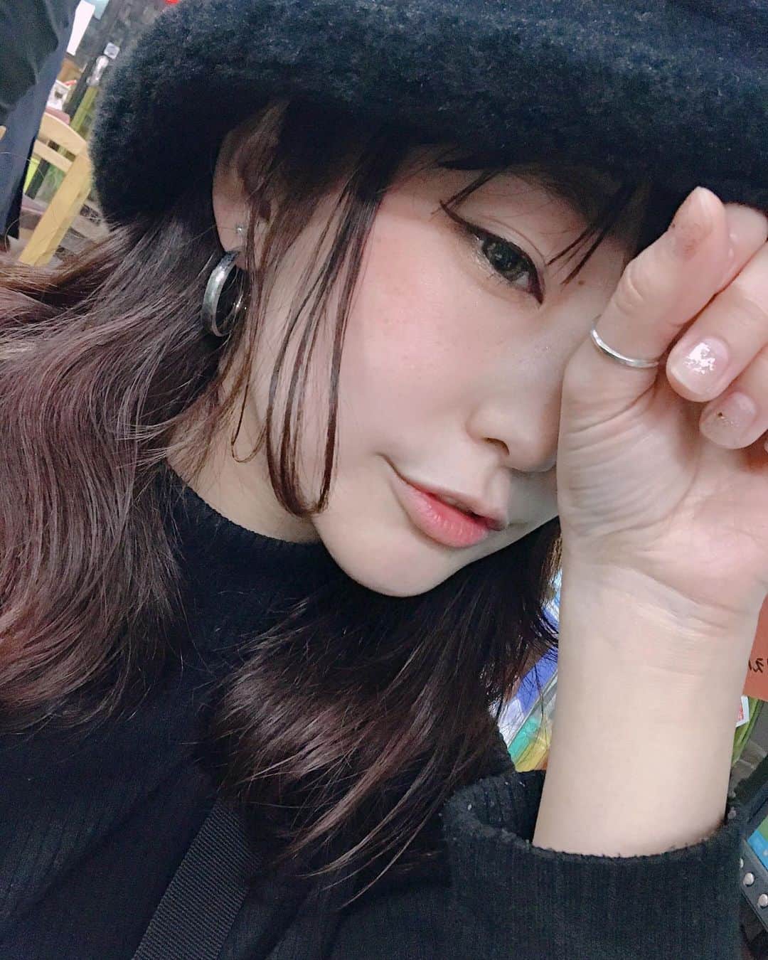 Yun chiのインスタグラム：「散々花粉にメッコメコにやられてるけど、ゆんちは元気です。(目が開かない) . 親指の指輪お友達の手作り頂いたのお気に入り💍 . 今日も19時頃からラインライブしようかなーって、おうちにいて暇な人お話ししよ、わーい。」