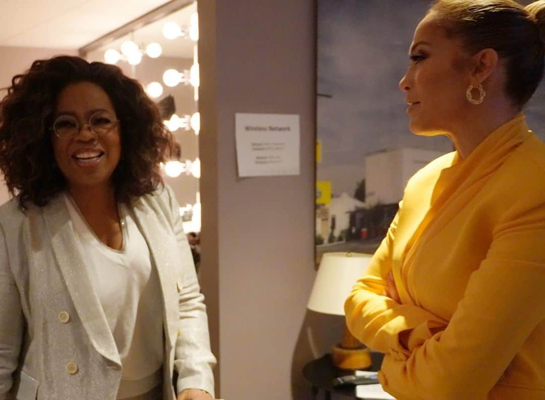 ジェニファー・ロペスさんのインスタグラム写真 - (ジェニファー・ロペスInstagram)「Such a great time with @Oprah! 💛💛 Thank you so much and thank you to everyone who came out today for #Oprahs2020VisionTour. 📸: @lacarba」3月1日 9時05分 - jlo