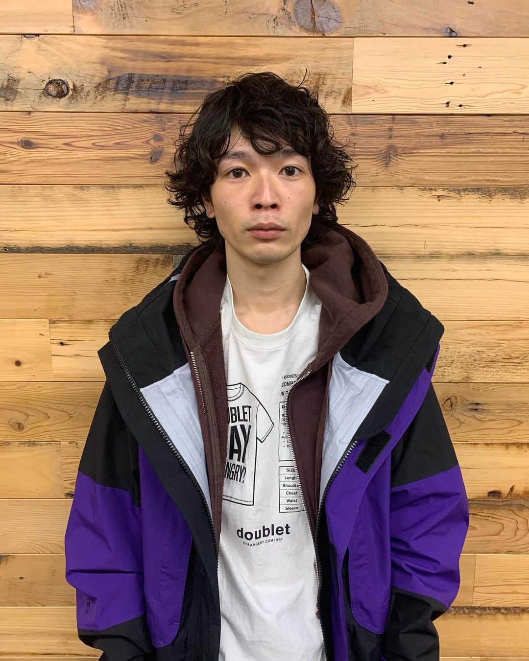 岩井拳士朗さんのインスタグラム写真 - (岩井拳士朗Instagram)「今日はもう撮影が終わったので、1日がとても長そうです。 花粉も長そうです。  昨日のKUWATAはどうだったのでしょうか。  髪は松尾芳猿。」3月1日 9時06分 - kenshiro_iwai