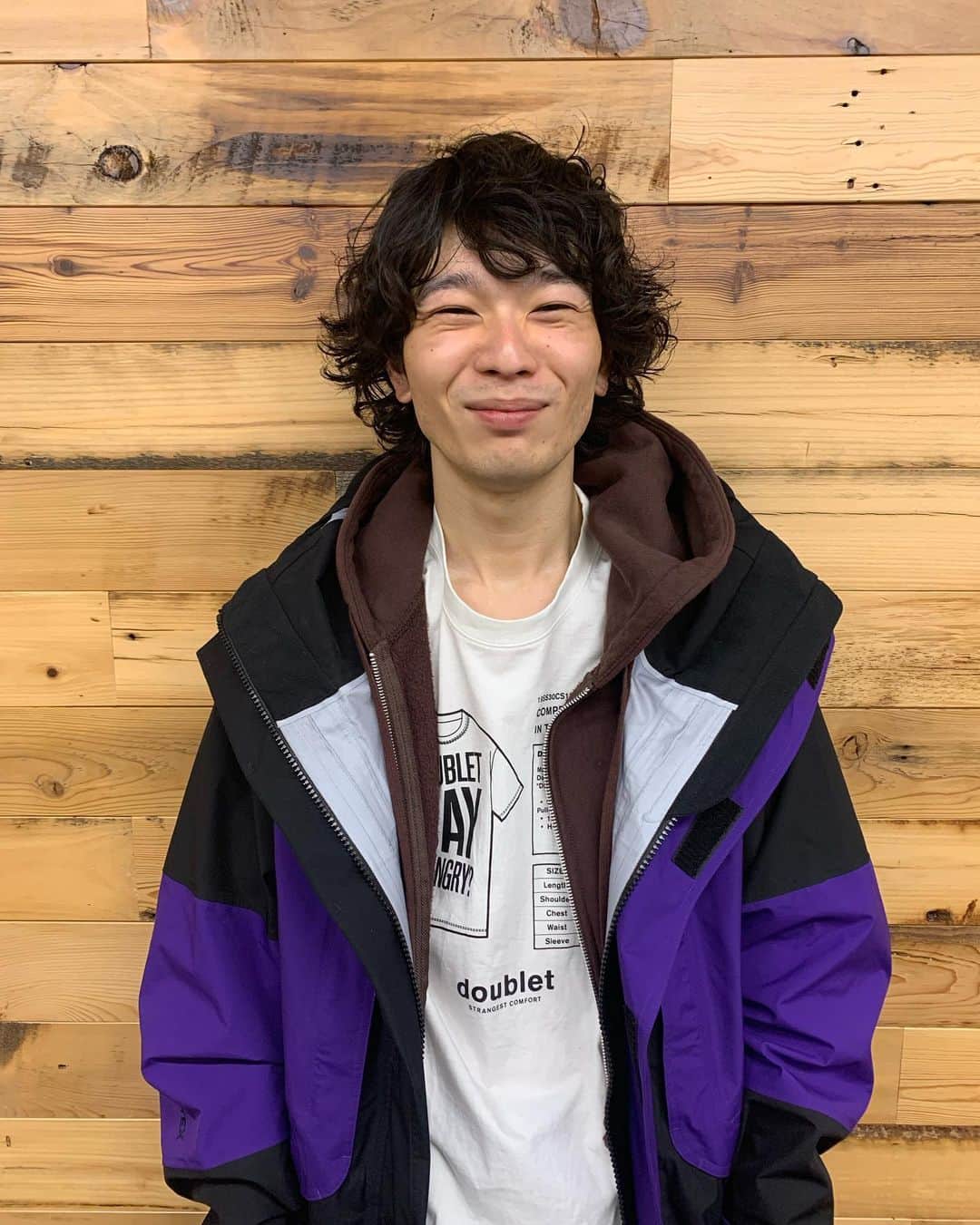 岩井拳士朗さんのインスタグラム写真 - (岩井拳士朗Instagram)「今日はもう撮影が終わったので、1日がとても長そうです。 花粉も長そうです。  昨日のKUWATAはどうだったのでしょうか。  髪は松尾芳猿。」3月1日 9時06分 - kenshiro_iwai