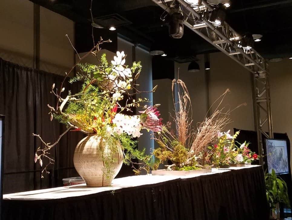 小原宏貴さんのインスタグラム写真 - (小原宏貴Instagram)「Ikebana Demonstration at Northwest Flower and Garden Show.  北米に初めて小原流の支部が誕生した地　シアトルでのデモンストレーション。  #小原流 #いけばな小原流 #ohararyu  #oharaschoolofikebana #いけばな #ikebana #華道 #小原宏貴 #hirokiohara #花のある暮らし #花好きの人と繋がりたい #花 #華道家 #flower #flowerartist #nwfgs」3月1日 9時31分 - ohararyu_ohara.hiroki