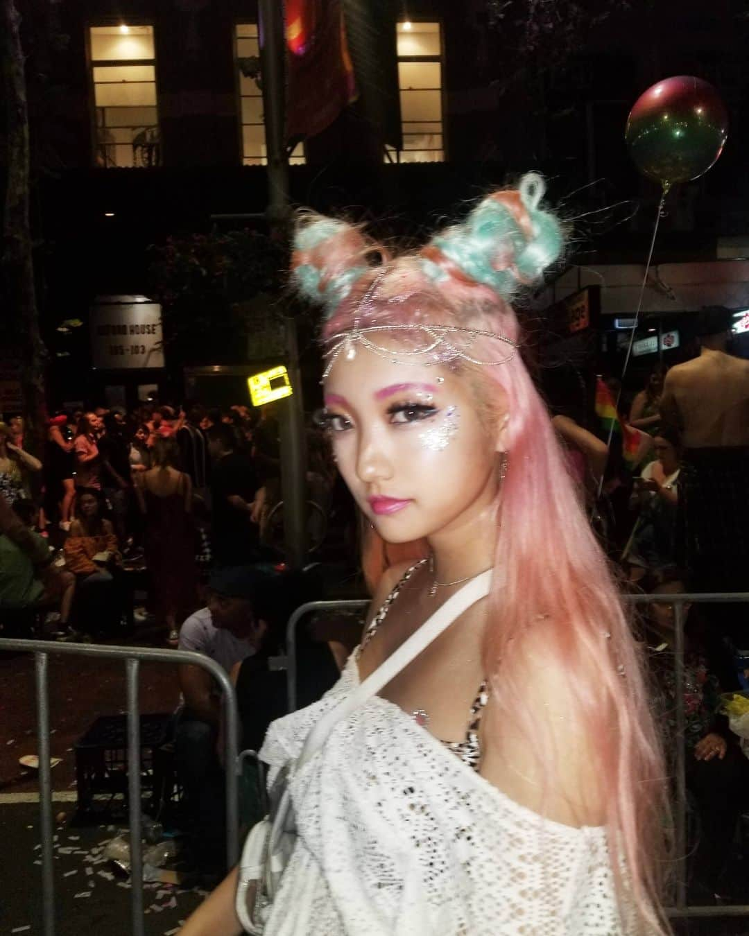 小林レイミさんのインスタグラム写真 - (小林レイミInstagram)「#mardigras2020 #pride #loveislove #whatmatters #gaypride  #sydney #makeupideas #makeup #festivalmakeup #pinkhair #unicorn #pinkmakeup #glittermakeup #hairarrange」3月1日 9時40分 - _reimi._____