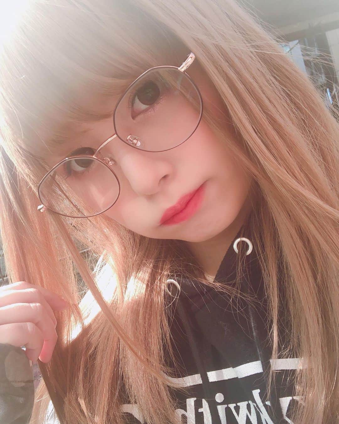 紺野ひかるのインスタグラム：「. 最近メガネっ子なの。 メガネ女子はお好き？😎😎😎 . 明日髪暗くするから明るい髪見納めです . . #紺野ひかる #こんぴか #セクシー女優 #AV女優 #眼鏡女子 #伊達メガネじゃないよ」