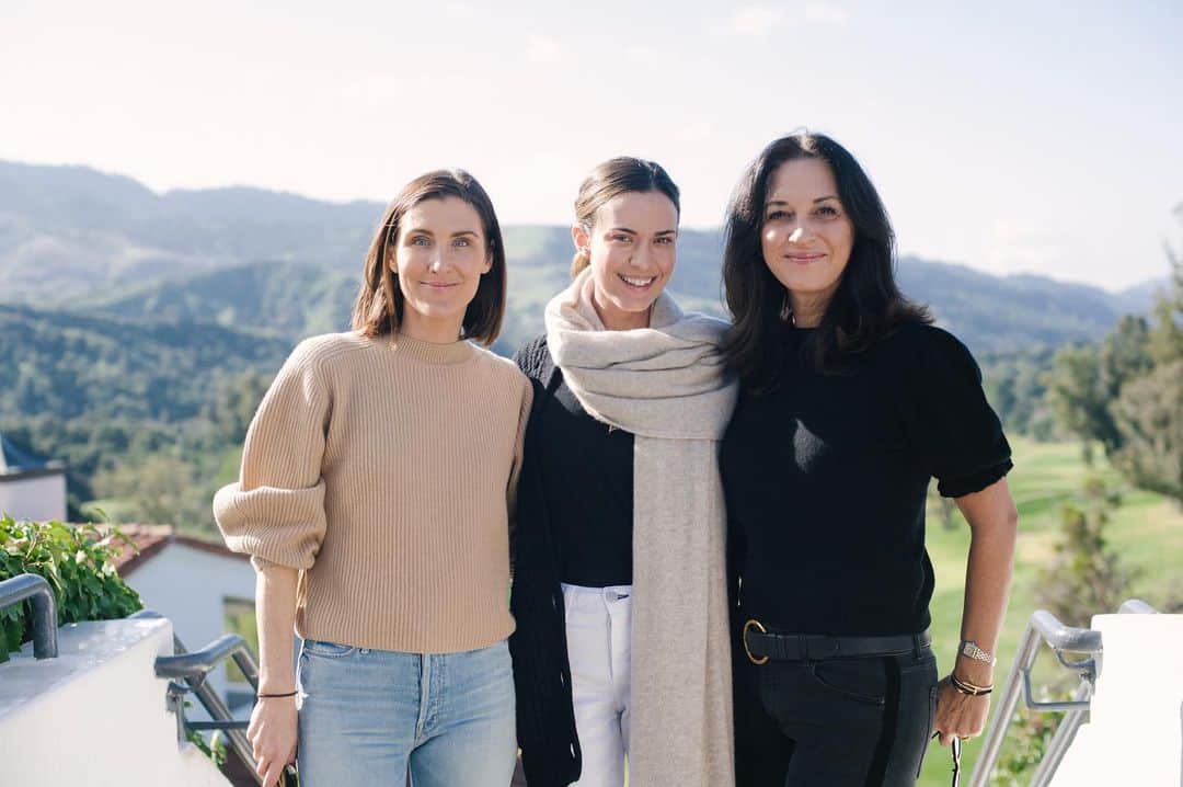 オデット・アナブルのインスタグラム：「I do not believe words could possibly express how incredibly grateful I am to have met Kasey and Jakki. These are the girls behind @wellsoulworkshops. I was lucky enough to attend their retreat last weekend. I had a feeling they would equal parts kick my ass and heal me at the same time, but I never understood how transformative this would be for me. Life moves so quickly and I have always been great at shoving things under the rug, putting a mask over it and moving along. This past weekend I was able to take a look inward with the help of these girls and their guidance to understand past childhood traumas and deep resentment that I held which I then unfairly brought into certain aspects of life and relationship. Looking inward is NOT easy, but by doing so, we are able to heal- or as the girls say, “feel it to reveal it to heal it.” I did just that and could not recommend more looking into going to one of their workshops if you feel called to. I promise, you will not regret this. I’m only sharing because something significant shifted in my life after this retreat and I’d like to pass along the love. Thank you @kaseycrown @jakki_leonardini for your magic. I will never forget it.」