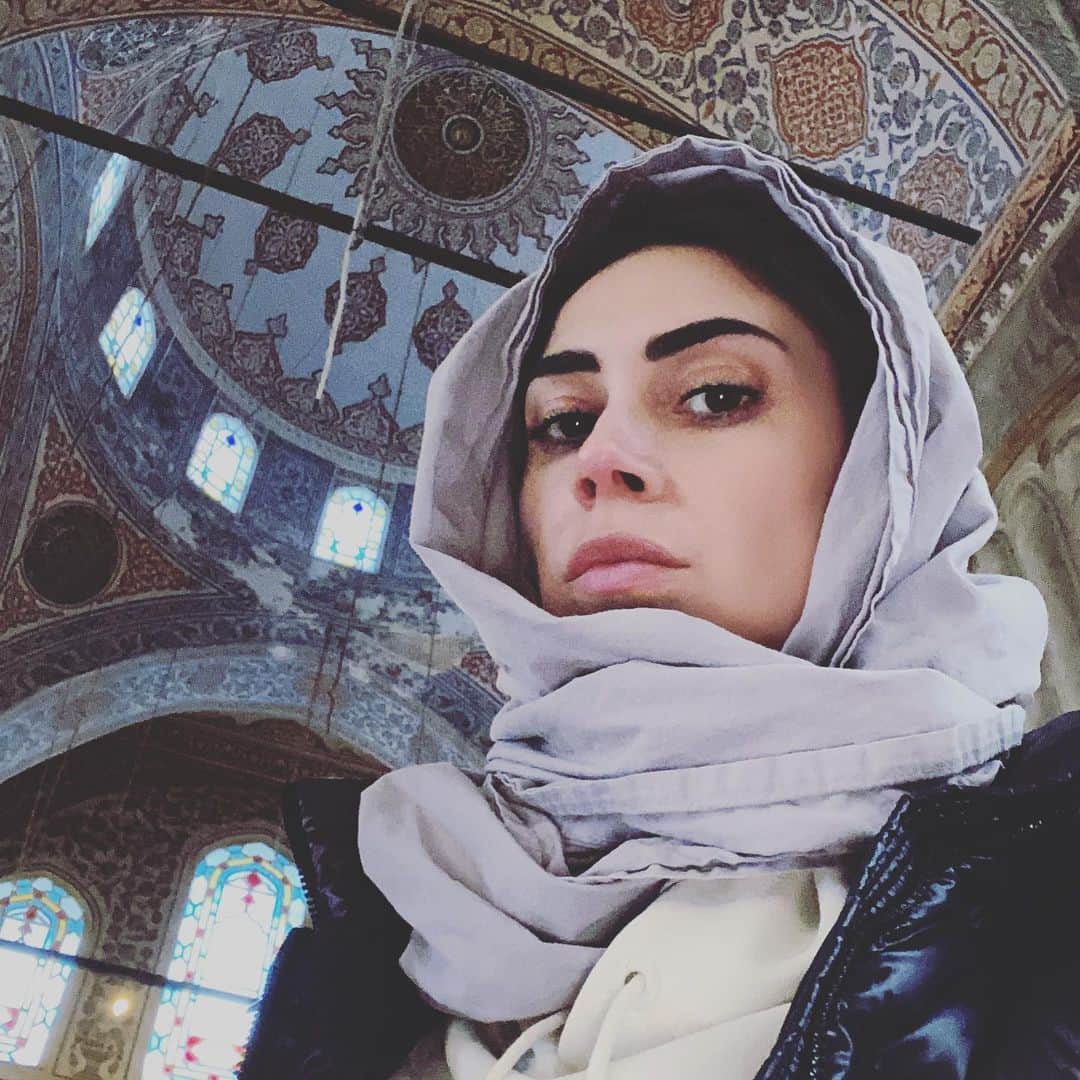 メリッサ・サッタさんのインスタグラム写真 - (メリッサ・サッタInstagram)「Moschea blu....pronta per entrare... 🖤🦅 #istanbul #yenge」3月1日 1時00分 - melissasatta