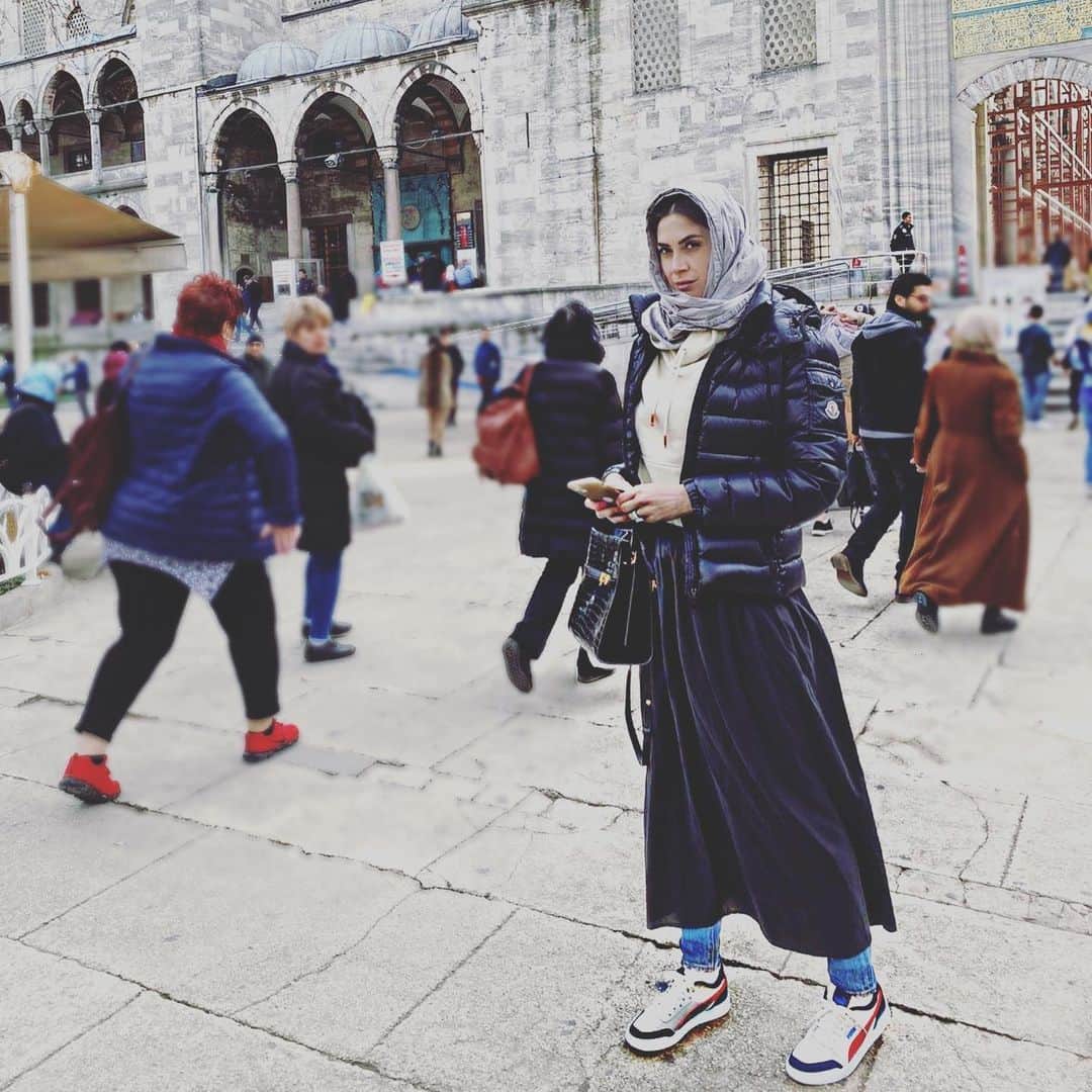 メリッサ・サッタさんのインスタグラム写真 - (メリッサ・サッタInstagram)「Moschea blu....pronta per entrare... 🖤🦅 #istanbul #yenge」3月1日 1時00分 - melissasatta