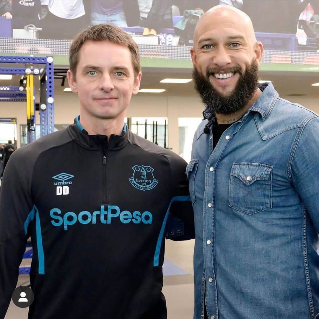 ティム・ハワードのインスタグラム：「Missed you brother!!! @embodyism @everton」