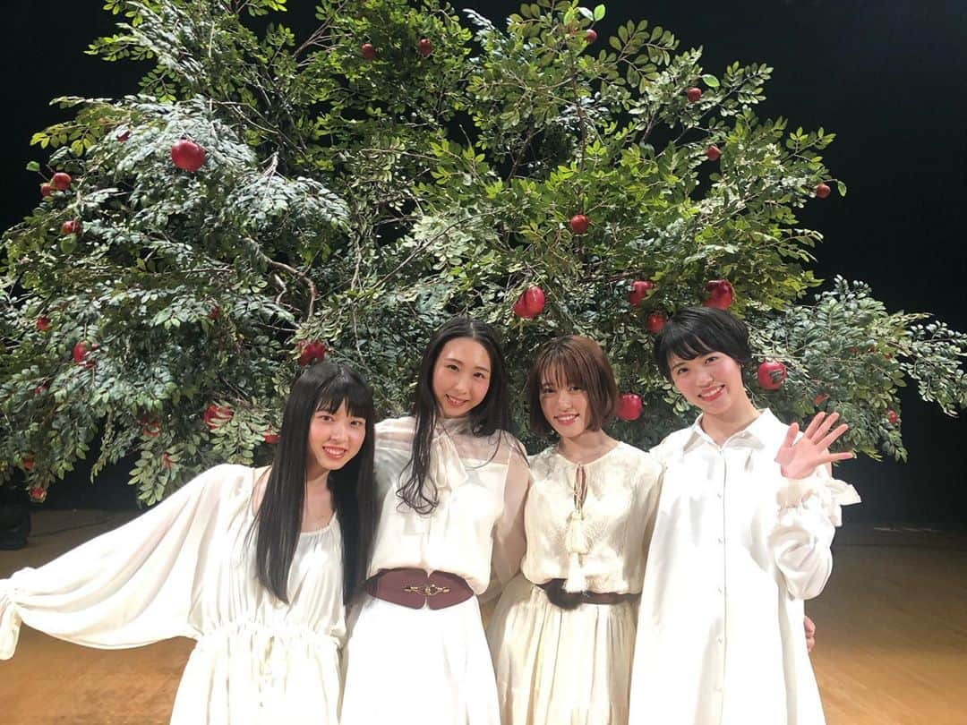 りんご娘さんのインスタグラム写真 - (りんご娘Instagram)「3/1お昼12時に #りんごの木 #ミュージックビデオ 公開します！ #YouTube 見てねー！！ #りんご娘 #ringomusume #20周年 #泣ける #涙が出て止まらない #ツアーできますように #farmerに会いたい #感謝 #20年の歴史 #りんご #MV」3月1日 1時17分 - _ringo.musume.com_