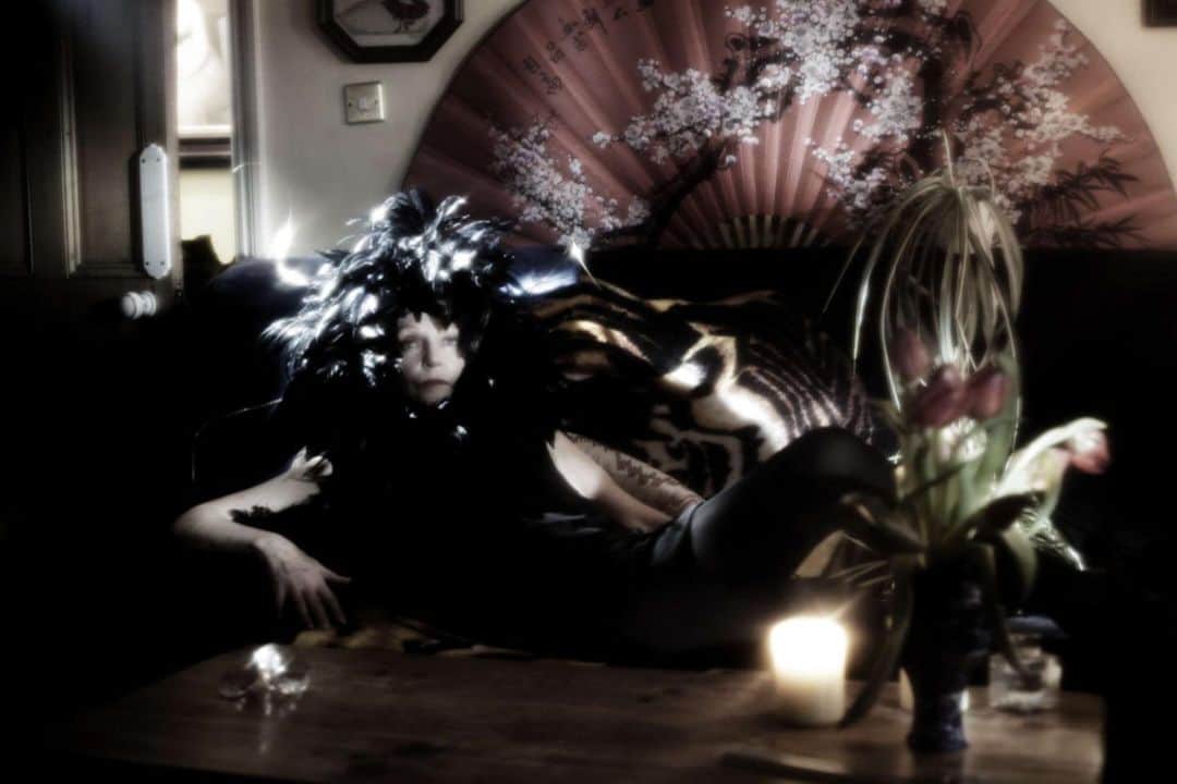 ピアーズアトキンソンさんのインスタグラム写真 - (ピアーズアトキンソンInstagram)「#mood #🖤 one of my favourite images ever. @jenny_runacre on my sofa in 'L'Héroine' Navy chinchilla coque feather overdose with golden quills. ⁠⠀ ⁠⠀ Shot by @morganwhitephoto / Styling @kim_howells / #piersatkinson #jennyrunacre #hatcouture」3月1日 1時34分 - piersatkinson