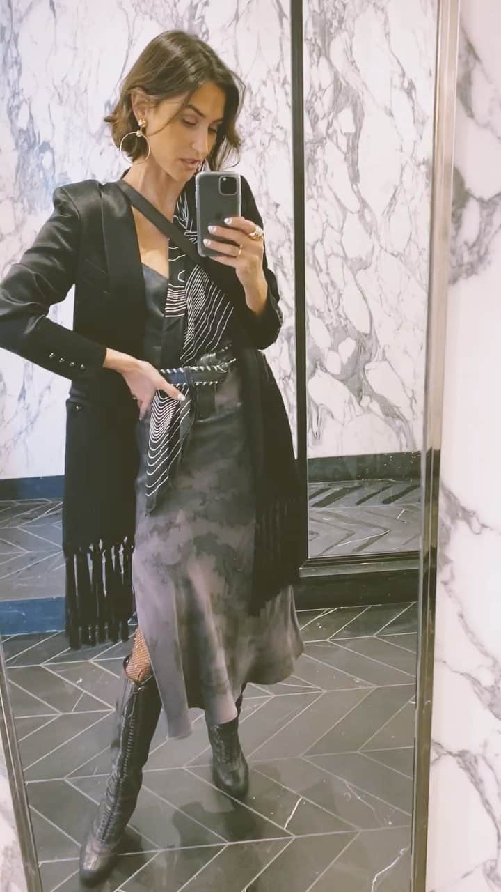 ダニジョーのインスタグラム：「In this episode of At Home With Danni, @danielleasnyder shows us how to take a scarf and belt and transform the slip. She talks her favorite sparkly tights, fringe jacket and more... watch and see 🤓 Shop Danni’s Look: Dusk slip: https://dannijo.com/products/dusk-natural-hand-dyed-slip-dress Dae rings: https://dannijo.com/products/dae-ring Carmen Hoops: https://dannijo.com/products/carmen-gold #90s #90sfashion #gold #stylevideo #styling #diy #stylehack #fashion #dannijogirls」