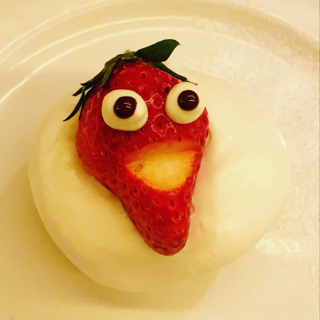 志摩有子さんのインスタグラム写真 - (志摩有子Instagram)「ピアットスズキの弥平シェフとも30年来のお付き合い。寒さが和らいだ今夜、お皿の上はもうすっかり春。 #cucinaitaliana  #ジェノベーゼ #ドルチェの苺#瞳孔開いちゃってる」3月1日 2時01分 - ariko418
