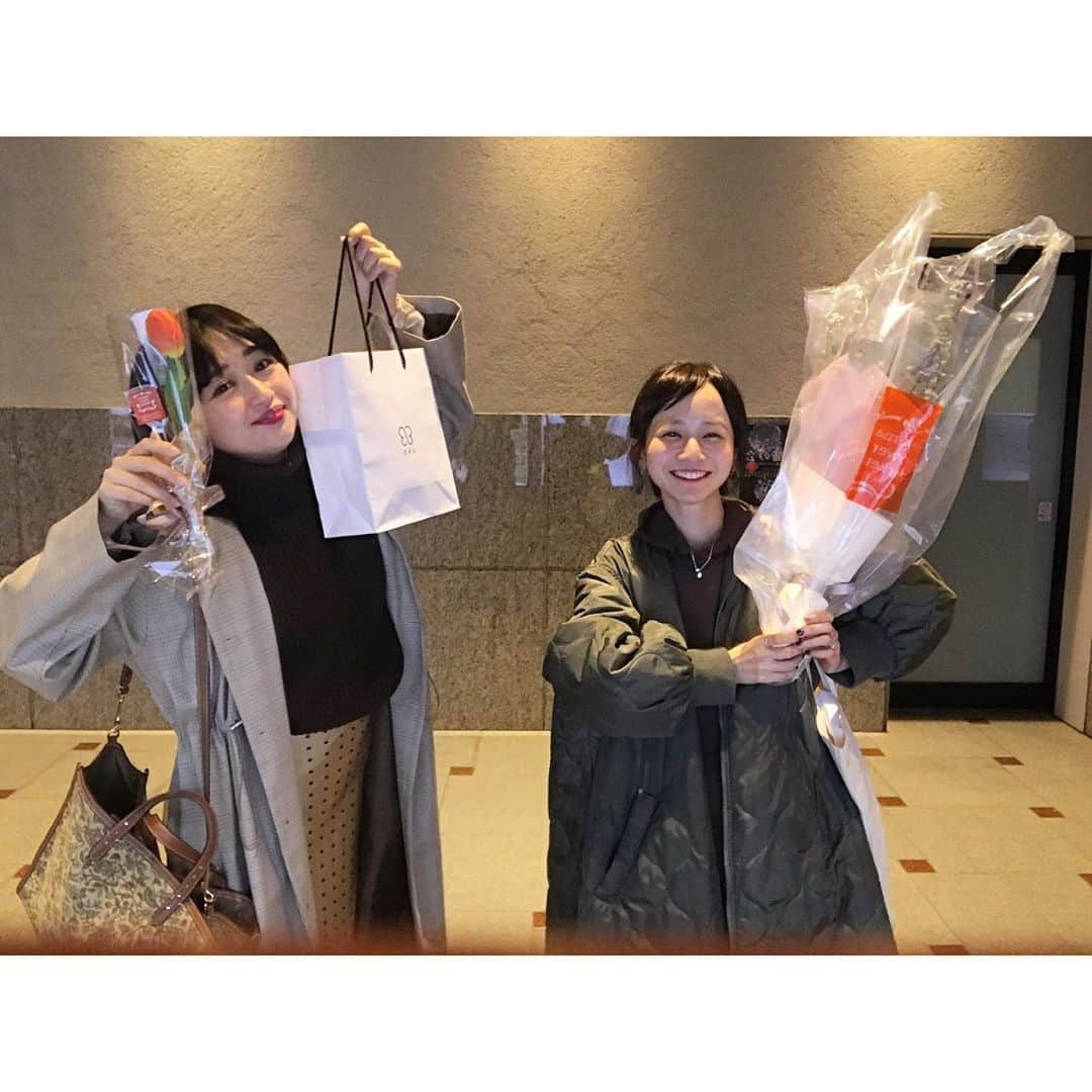 三戸なつめさんのインスタグラム写真 - (三戸なつめInstagram)「2月さいごの日に2月うまれ同士でお誕生日会をしました🎉 打ち合わせしてなかったのに、2人ともお花をもってきてました！ わたしはがわちゃんへ、オレンジのチューリップを。花言葉は「照れ屋」ポッ おがわちゃんからは梅をいただきました。花言葉は「不屈の精神」 ということで、30歳のテーマは「不屈の精神」ということになりました！よろしくおねがいします！！ そしてがわちゃんから見た目がかわいすぎる入浴剤、というか入浴土をいただきました！ありがとう〜☺️ お互いよい30代を送ろう〜なぁ〜🥳 #mito_natsume」3月1日 1時54分 - mito_natsume