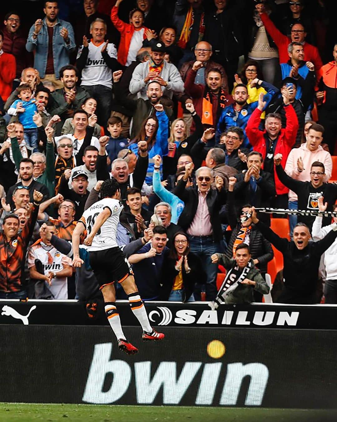 バレンシアCFさんのインスタグラム写真 - (バレンシアCFInstagram)「©️APTAIN REPRESENTING 🔝 . Con EL CORAZÓN y CON VOSOTROS 🖤🏟 . ❗❕AÇÒ ÉS #Mestalla❗❕ . #ValenciaRealBetis 🦇💚 #ValenciaCF #amuntvalencia #LaLiga #Matchday」3月1日 1時55分 - valenciacf