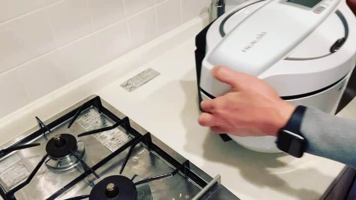 のインスタグラム：「ホットクックちゃんで、角煮をつくりました。  こんなことばっかりやってたらLINEニュースさんが載せてくれて、さらに先日は、今田さんと岩尾さんに独身生活の片付けテクニックについて聞いてもらうというお仕事がありました。（ホットクック、ポップインアラジンもみてもらいました）  次またなにかに繋がったら嬉しいし、もしかしたらなにも起こらないかもしれませんが、  なんでも言ってみるものですね。と思いながらちょっとずつあげてゆきます。  #35歳 #独身 #芸人  #一人暮らし #生活  #シャープ #ホットクック  #意外とムズいゆでたまご #哀愁」
