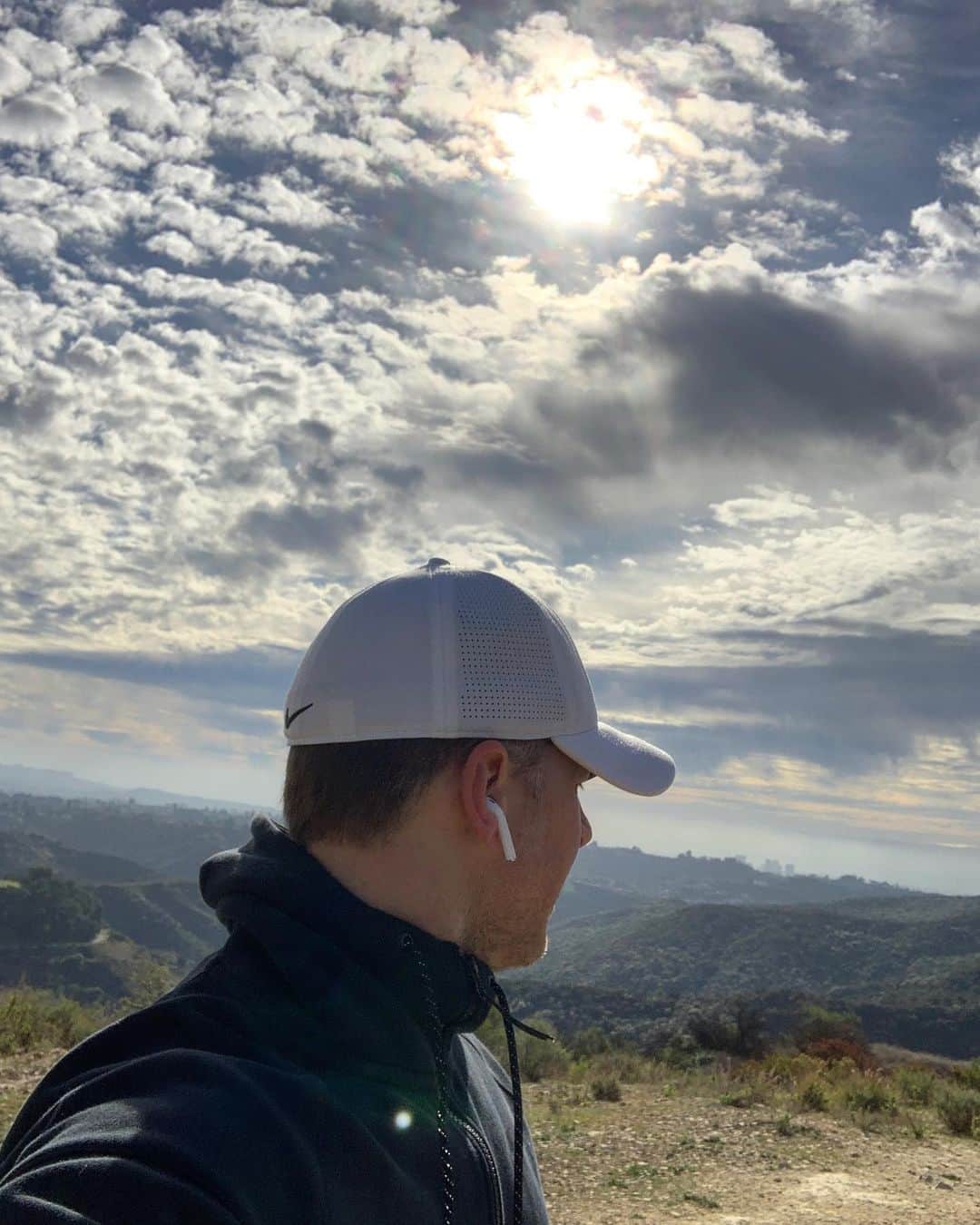 ジョシュア・ダラスのインスタグラム：「Morning run through the canyon. #LA I do love you. #la #mindfulness #health」