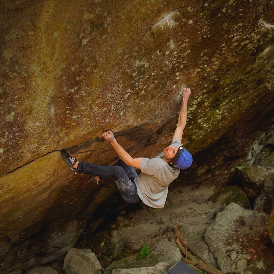ダニエル・ウッズのインスタグラム：「Momentum (8B+) ✔ ___________________________ One of the best outdoor board style blocs out there.. FA'd by @nalle_hukkataival. Savage on the fingers 🤯😱 Screen grabs by @kevintakashismith」