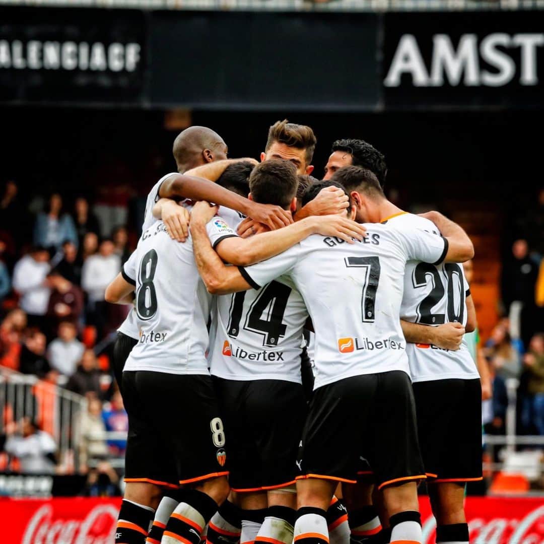 ロドリゴ・モレノ・マチャドのインスタグラム：「Doble alegria en Mestalla!! Enhorabuena a todo el equipo! 😃😃 AMUNT 🦇」