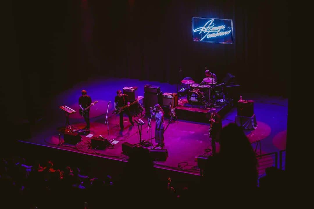 ベスト・コーストのインスタグラム：「thank you LA. what an incredible way to start the tour 💫⁣⁣⁣ ⁣⁣ 💎 neon sign 🔮 by @dani_bonnet ⁣⁣ ⁣⁣⁣ tonight we are in SF at The Regency Ballroom with @mannequinpussy. ⁣ ⁣ 📷: @babiidanii」