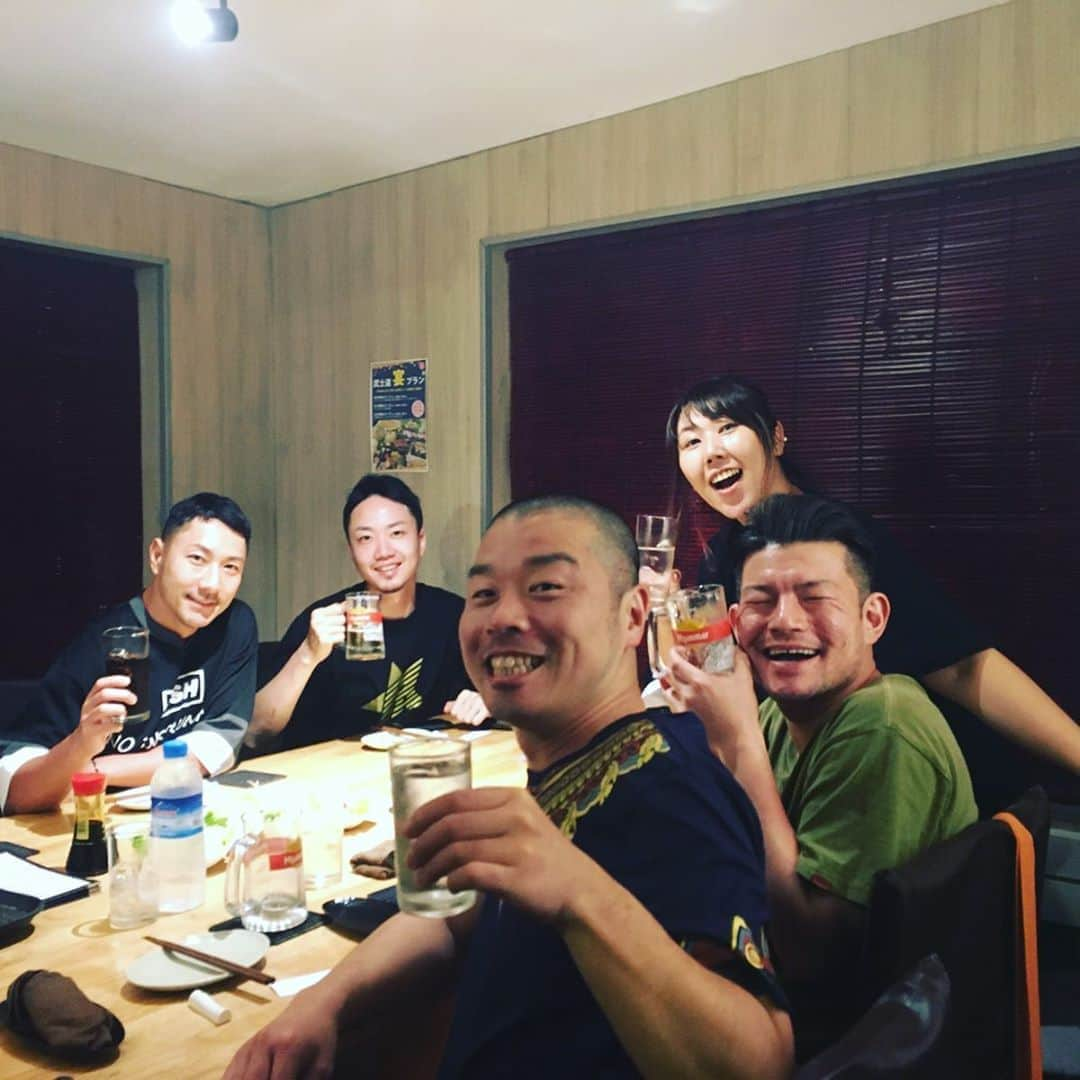 緑川まりさんのインスタグラム写真 - (緑川まりInstagram)「ミャンマーに、大好きな人たちが来てくれた。  みんなのフィルターから見るミャンマーは、いつもとは少し違って見えて 優しくて誇らしかった。  ハプニングも楽しんだり、見るもの全部に感動してくれたり、素直で優しい最高のメンバーがミャンマーの事を好きになってくれて、本当に嬉しかった。  一生の、だいじな思い出。  #myanmer #ミャンマー #kyaiktiyopagoda #チャイティーヨー #ゴールデンロック #shwedagonpagoda  #シュエダゴンパゴダ #アキナ山名　さん #ネコニスズやまげん #アッパレード木尾 #イケメンD小林くん #mariboro #急に髪切りたい言う #やまげん #8枚目ビフォー #9枚目アフター #切ってない #笑顔消えた #ガイル #山名さんが #カメラ出すときは #子供と動物 #木尾ちゃんの #一番美味しかったものは #KFC #小林くんの笑顔の裏の狂気 #宝物」3月1日 2時42分 - midorikawa06