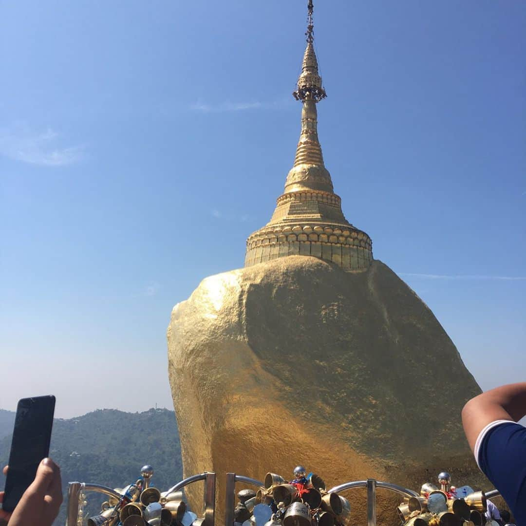 緑川まりのインスタグラム：「ミャンマーに、大好きな人たちが来てくれた。  みんなのフィルターから見るミャンマーは、いつもとは少し違って見えて 優しくて誇らしかった。  ハプニングも楽しんだり、見るもの全部に感動してくれたり、素直で優しい最高のメンバーがミャンマーの事を好きになってくれて、本当に嬉しかった。  一生の、だいじな思い出。  #myanmer #ミャンマー #kyaiktiyopagoda #チャイティーヨー #ゴールデンロック #shwedagonpagoda  #シュエダゴンパゴダ #アキナ山名　さん #ネコニスズやまげん #アッパレード木尾 #イケメンD小林くん #mariboro #急に髪切りたい言う #やまげん #8枚目ビフォー #9枚目アフター #切ってない #笑顔消えた #ガイル #山名さんが #カメラ出すときは #子供と動物 #木尾ちゃんの #一番美味しかったものは #KFC #小林くんの笑顔の裏の狂気 #宝物」