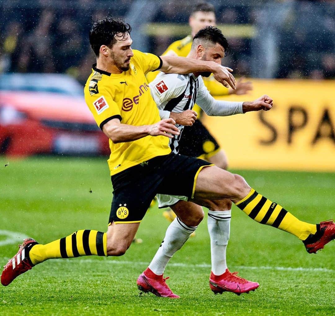 マッツ・フメルスのインスタグラム：「Irgendwie ein eigenartiges Spiel, aber am Ende nehmen wir die drei Punkte gerne mit 🙌🏻 Ich musste mit nem Brummschädel leider raus zur Pause, dafür hat mich @schmelle_29 mit jedem Kommentar der ihm dazu einfiel aufgezogen 👀 #XXIX」