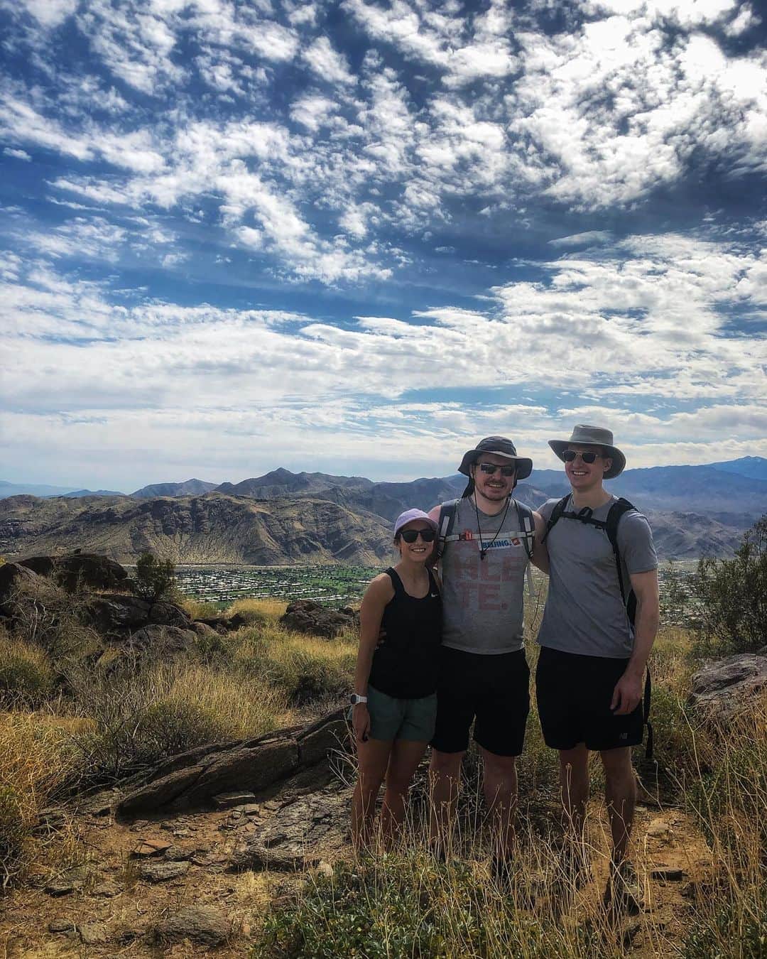 マリッサ・キャステリのインスタグラム：「Hiking with the Leenen’s 🌵⛰」